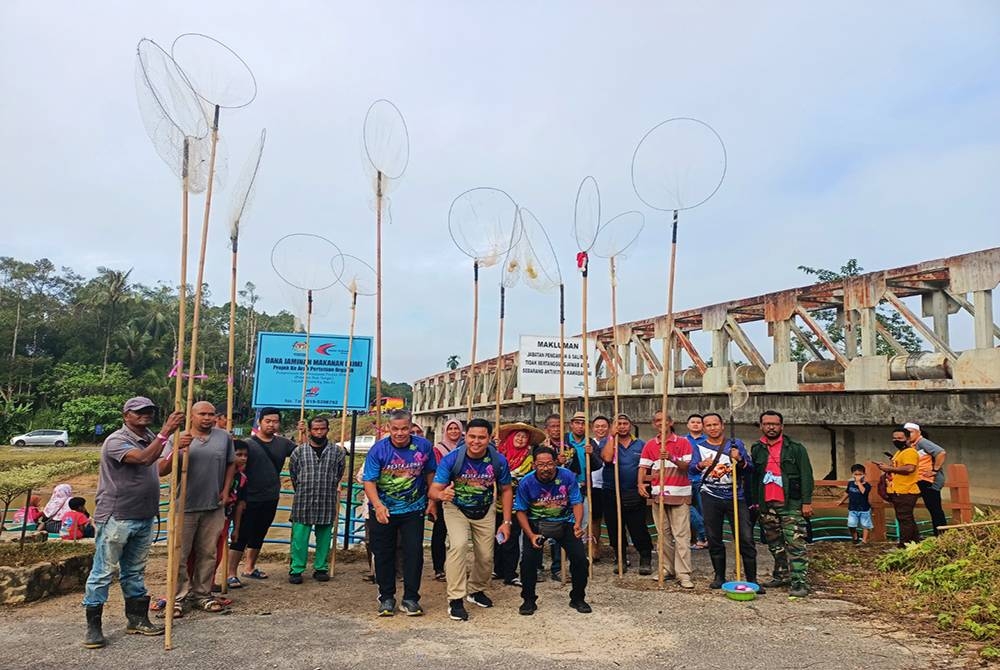 Peserta acara menyauk ikan sempena Pesta Loma 2022 di Dataran Loma, Gerik.