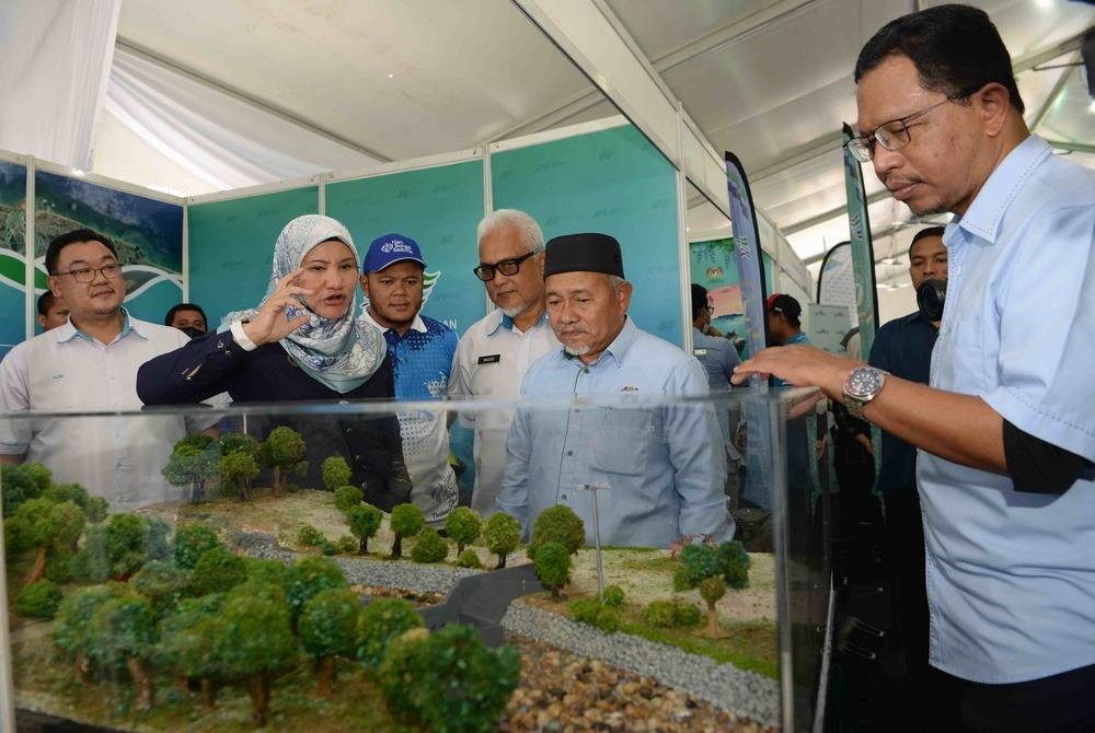 Tuan Ibrahim (dua dari kanan) melihat ampangan sabo ketika hadir pada Majlis Sambutan 90 Tahun JPS dan Hari Sungai Sedunia di Pejabat Lembangan Sungai Muda, Kuala Muda pada Ahad. - Foto Bernama