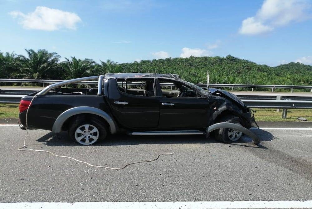 Keadaan kenderaan milik mangsa yang remuk akibat kemalangan di Kilometer 385.4 Lebuhraya Pantai Timur 2 (LPT2), Ajil-Bukit Besi pada Ahad.