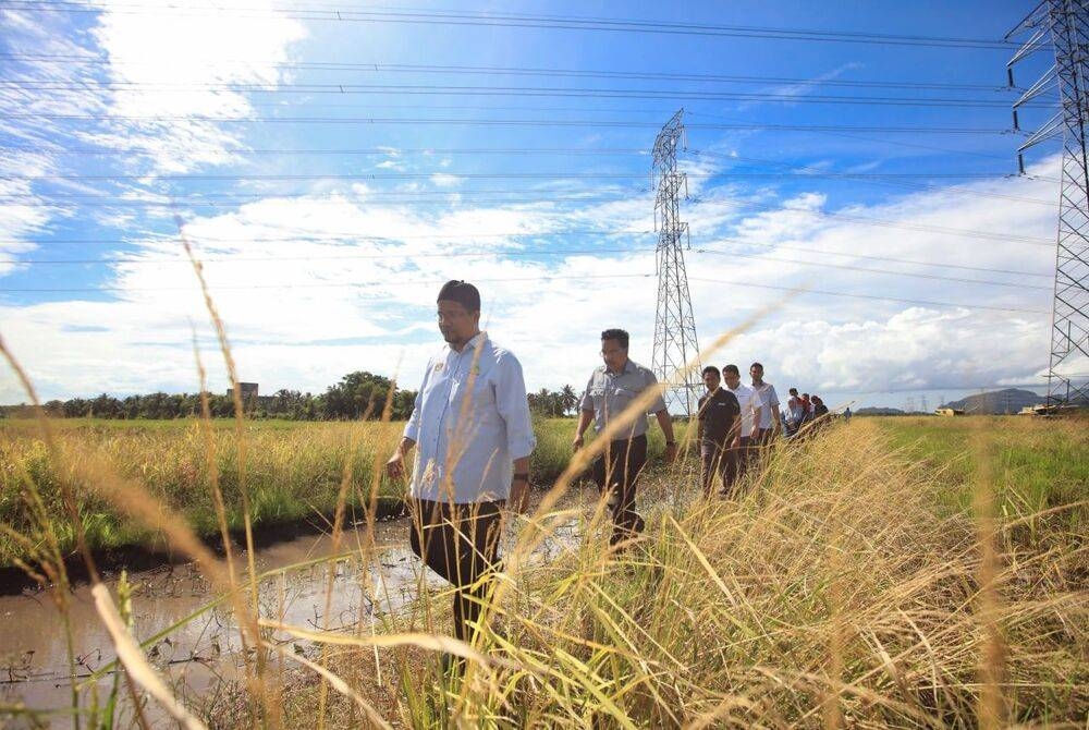 Ahmad Tarmizi (kiri) berkesempatan meninjau kawasan tanah jerlus di kawasan MADA pada 14 september lalu.