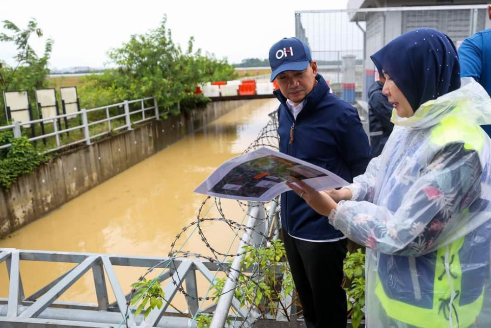 Onn Hafiz melawat beberapa kawasan di Johor Bahru dan Iskandar Puteri yang dilanda banjir pada Ahad.