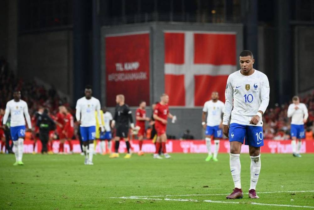 Pemain Perancis dilihat kecewa selepas akur tumpas 2-0 kepada Denmark awal pagi tadi