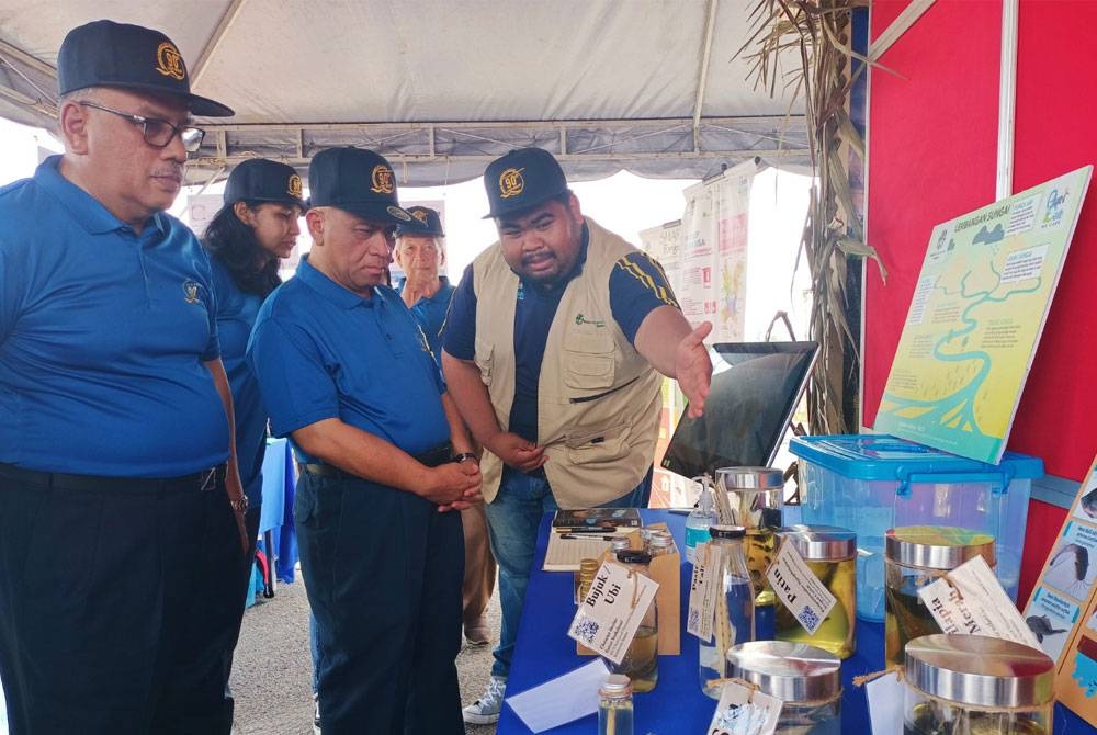 Saarani (tengah) ketika meninjau ruang pameran Hari Sungai Sedunia, Jelajah Denai dan Sambutan Ulang Tahun ke-90 Jabatan Pengairan dan Saliran (JPS) peringkat Negeri Perak di Dataran Tasik Raban dekat sini pada Isnin.