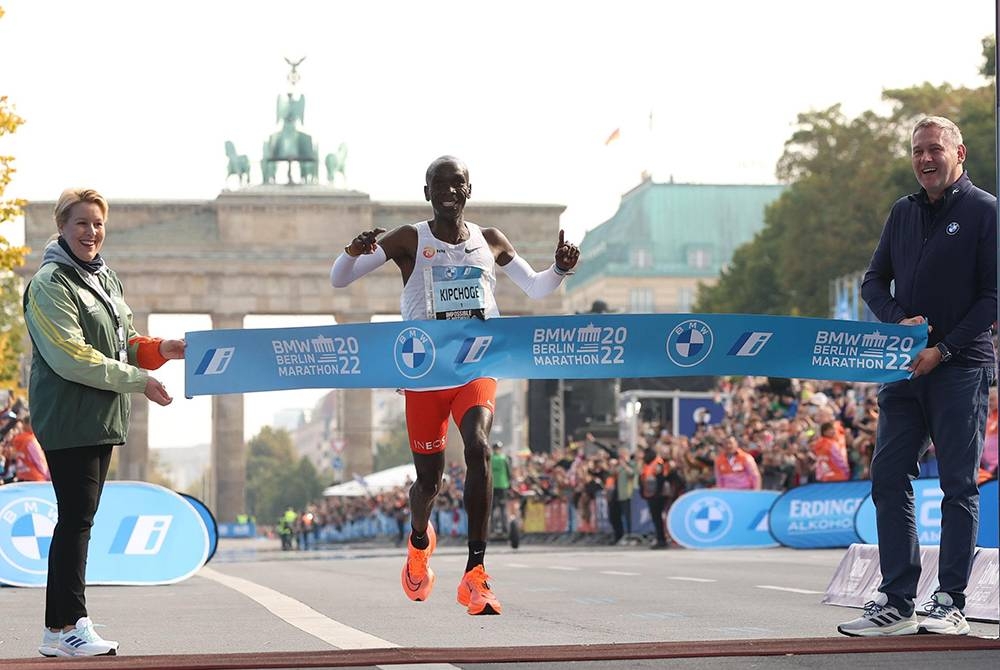 Eliud Kipchoge mencipta sensasi apabila memecahkan rekod dunia miliknya di Maraton Berlin, pada Ahad.