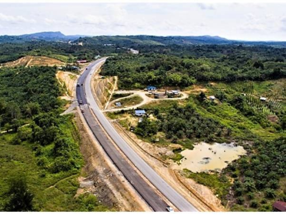 Tiga daripada 35 pakej fasa satu projek Lebuhraya Pan Borneo Sabah dijangka siap sepenuhnya menjelang hujung tahun ini.