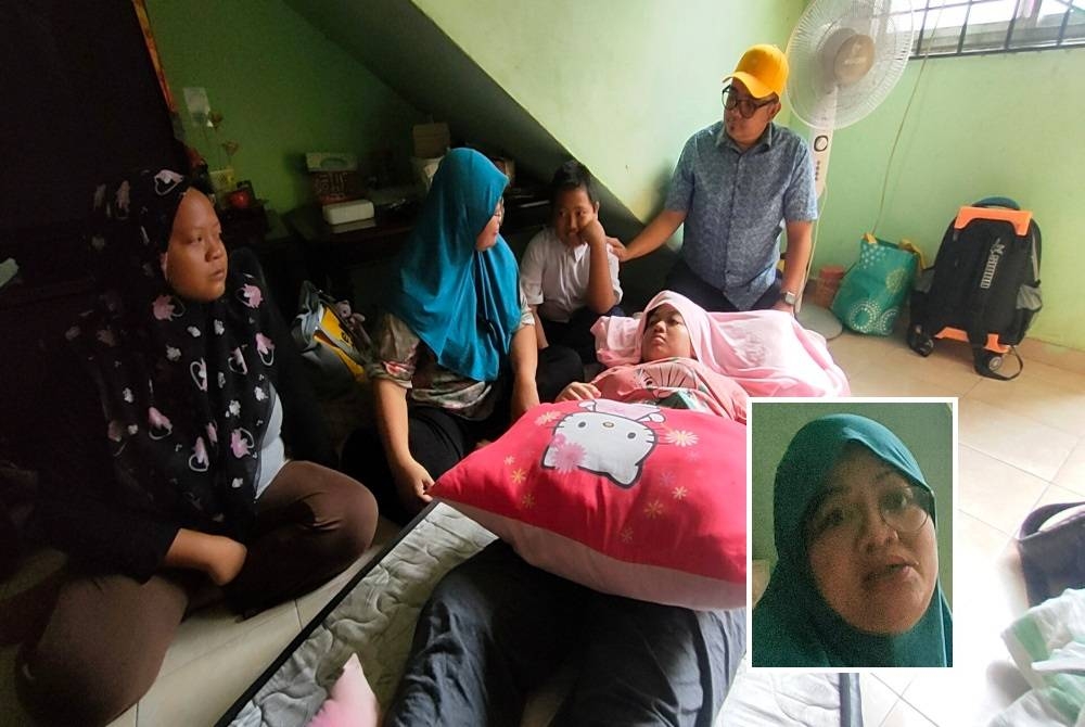 (Ganbar kecil: Faridah) (dua dari kiri) bersama anak-anaknya menceritakan keadaan kesihatan Allieya Maiesara kepada Ashwad di Taman Limbongan Permai pada Isnin.