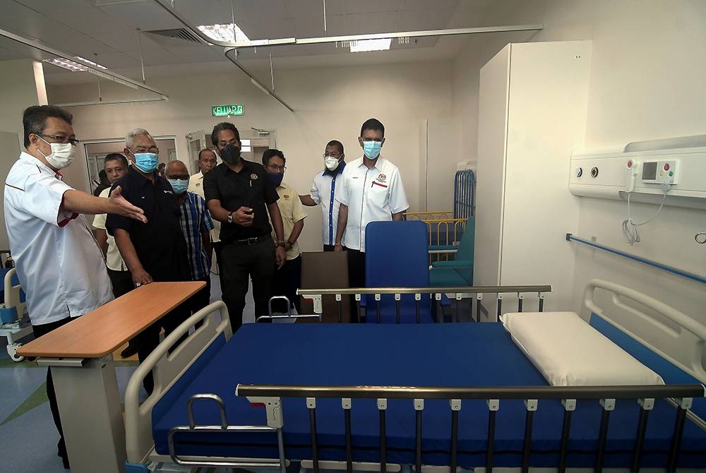 Menteri Kesihatan Khairy Jamaluddin (tiga, kiri) bersama Menteri Pembangunan Usahawan dan Koperasi yang juga Ahli Parlimen Tanjong Karang Tan Sri Noh Omar (dua, kiri) ketika membuat lawatan ke fasiliti hospital selepas Majlis Penyerahan Hospital Tanjong Karang. - Foto Bernama.