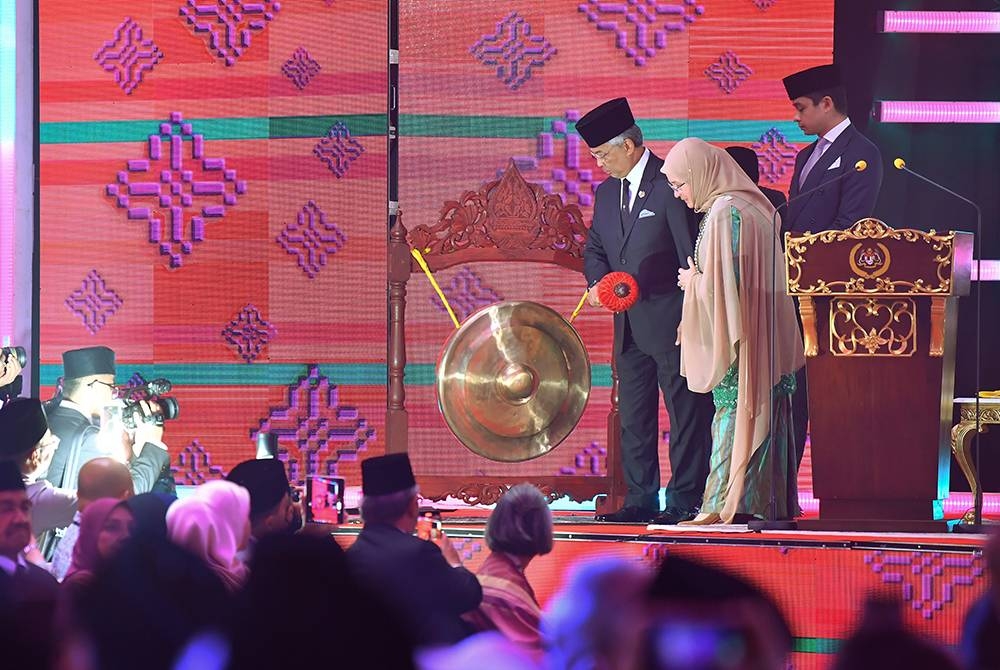 Al-Sultan Abdullah berkenan merasmikan Simposium Tekstil Tradisional ASEAN ke-8, di Putrajaya pada Isnin. - Foto Bernama