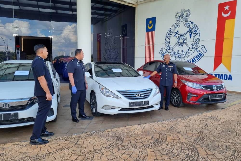 Anbalagan (kanan) menunjukkan kereta yang disamun kumpulan penjenayah Geng Angah di Ibu Pejabat Polis Daerah Serdang pada Isnin.