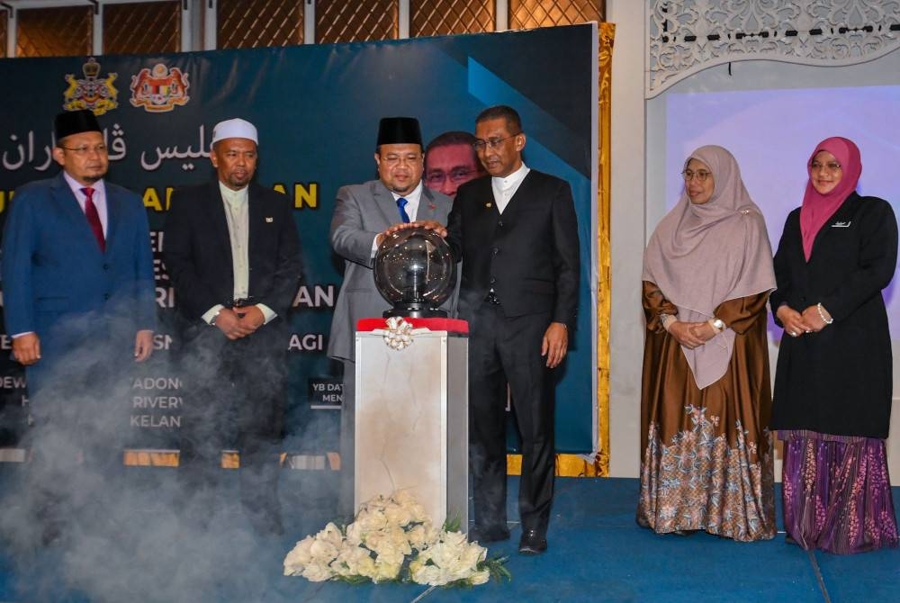 Takiyuddin (tiga dari kanan) bersama Speaker DUN Kelantan, Datuk Abdullah Ya&#039;kub (tiga dari kiri) melancarkan Klinik Penyelesaian Tunggakan Kes Pusaka peringkat negeri hari ini. - Foto Bernama