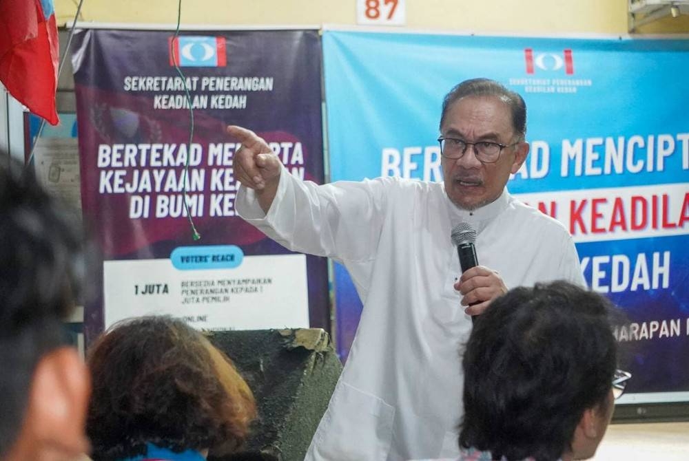 Anwar ketika berucap pada program ceramah di Pusat Khidmat Rakyat ADUN Suka Menanti pada malam Ahad. - Gambar Facebook Anwar