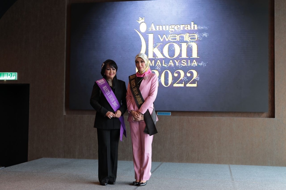 Miesya (kanan) bergambar bersama Presiden Kelab Wanita Ikon Malaysia (KWIM), Datuk Normaziah Shiekh Mohamed.