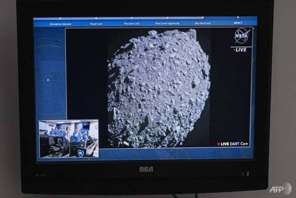 Televisyen NASA menyiarkan imej detik-detik sebelum sebuah kapal angkasa kecil menghentam asteroid Dimorphos pada jarak lebih 10 juta kilometer dari bumi pada Isnin. - Foto AFP