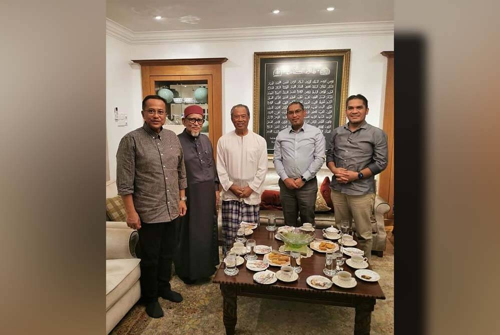 Dari kiri: Ahmad Samsuri, Abdul Hadi, Muhyiddin, Ahmad Faizal dan Mohd Radzi sewaktu pertemuan pada Isnin malam.