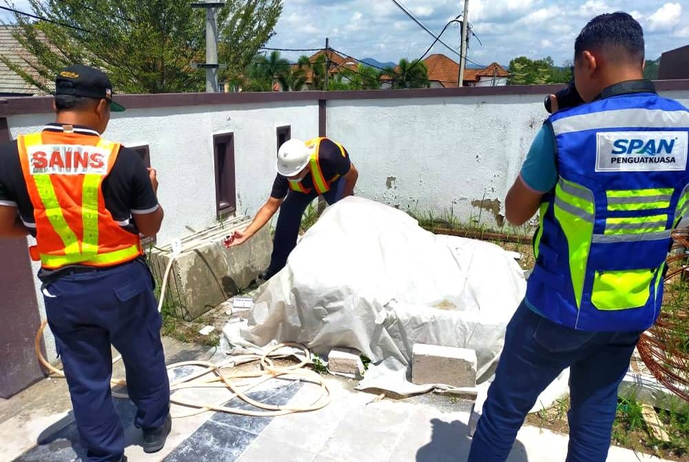 Pegawai Sains dan SPAN melakukan pemeriksaan pada paip yang digunakan di sebuah premis pembuatan perabot.