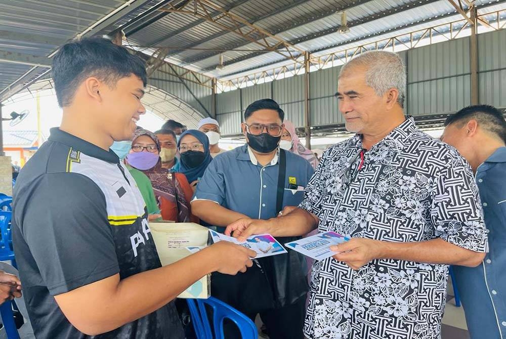 Exco Hal Ehwal Felda, Koperasi, Usahawan dan Hal Ehwal Pengguna Pahang, Datuk Nazri Ngah mewakili Menteri Besar menyampaikan Bantuan Prihatin Pahang kepada mahasiswa yang diadakan di Jerantut baru-baru ini.