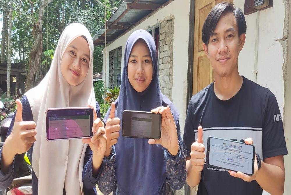 Dari kanan Muhammad Omar, Salmah dan dan Nurasyikin menunjukkan keputusan permohonan mereka yang diterima melanjutkan pelajaran ke universiti pada Oktober ini.