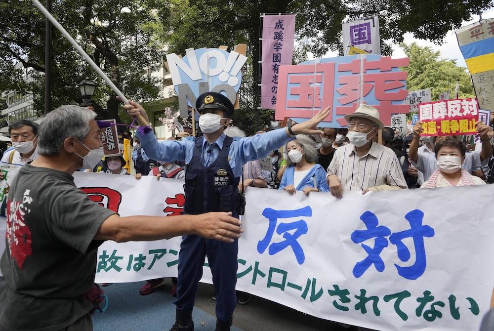 Keputusan untuk memberi penghormatan negara mencetuskan bantahan di sekitar tempat acara itu yang berlangsung di taman berhampiran Dewan Nippon Budokan di Tokyo. - Foto EPA