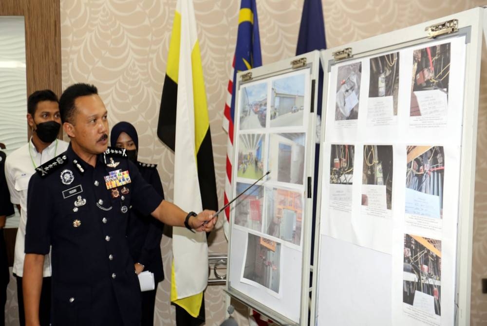 Mohd Yusri menujukkan hasil serbuan yang dilakukan ke atas sebuah kilang di Hutan Melintang dalam sidang akhbar pada Selasa.