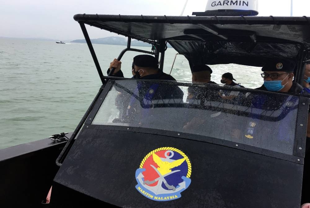 Maritim Malaysia telah menahan sebuah bot tunda berhampiran Pulau Burung, awal pagi Selasa.