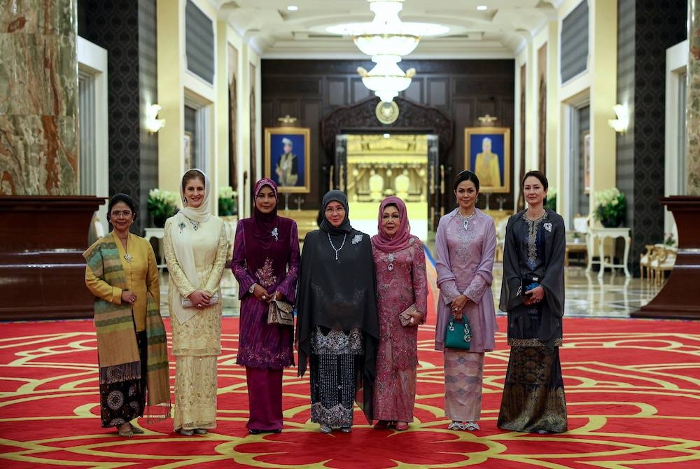 Tunku Azizah (tengah) berkenan bergambar bersama Raja Perempuan Kelantan Tengku Anis Tengku Abdul Hamid (tiga dari kanan) pada Majlis Santapan Malam sempena Simposium Tekstil Tradisional ASEAN Ke-8 di Istana Negara pada Selasa.