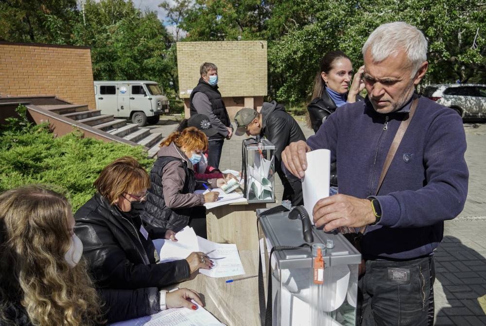 Orang ramai di bandar Mariupol mengundi dalam referendum menyertai Rusia pada Jumaat lalu. - Foto EPA