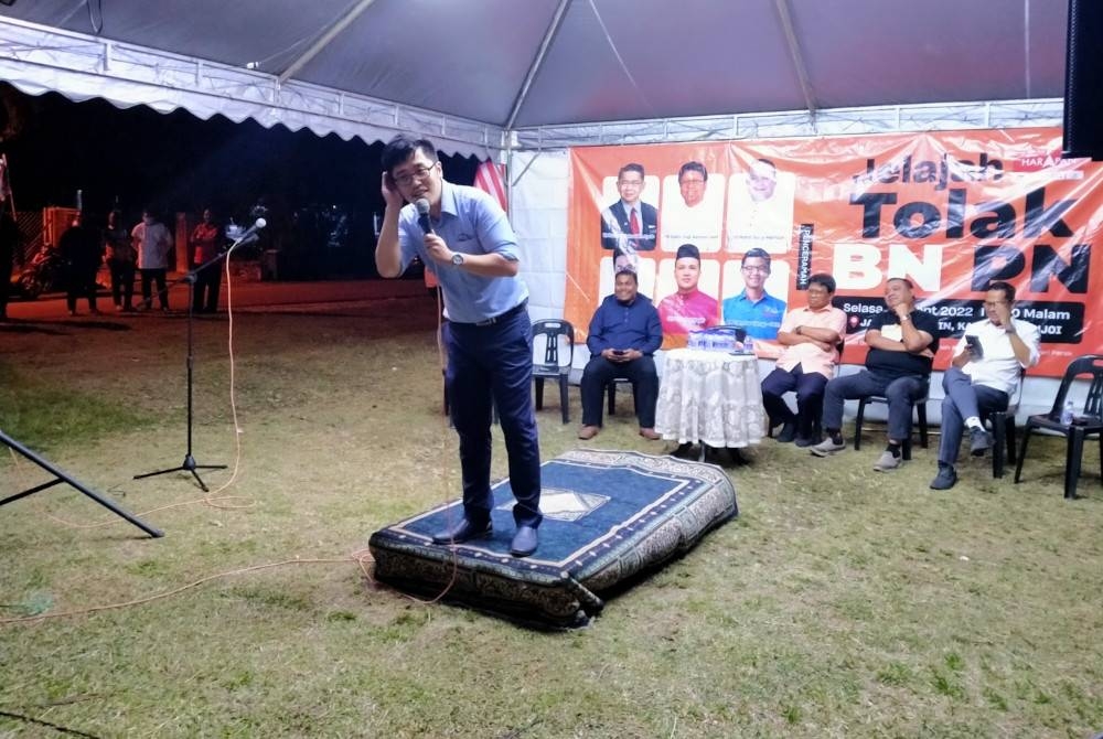 Howard Lee ketika menyampaikan ceramah sempena program Jelajah Tolak BN PN di Kampung Manjoi, Ipoh pada malam Selasa.