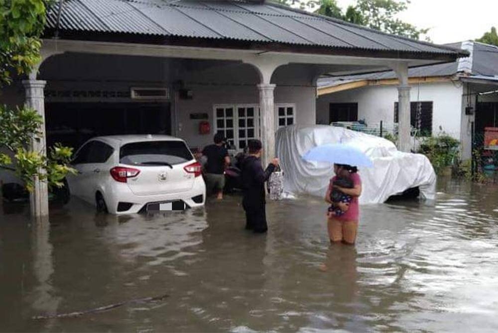 Penduduk di Kampung Sungai Sireh dipindahkan ke PPS berdekatan akibat banjir yang melanda kawasan itu pada pagi Rabu.