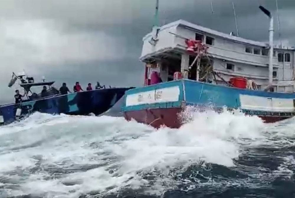 Maritim Malaysia Zon Maritim Mersing menahan bot nelayan asing Vietnam di Pulau Aur, pada Selasa.