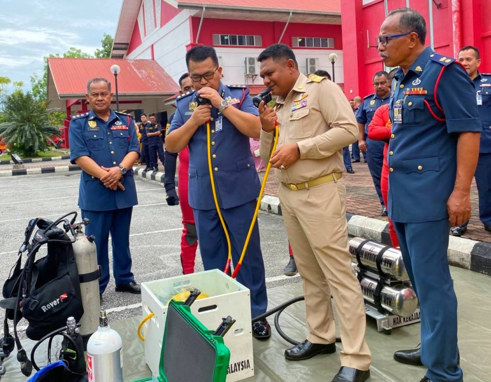 Zainal (dua dari kiri) memeriksa kelengkapan menyelamat pada Majlis Perhimpunan Bulanan September 2022 di Dewan Utama JBPM Tunjong, Kota Bharu pada Rabu.