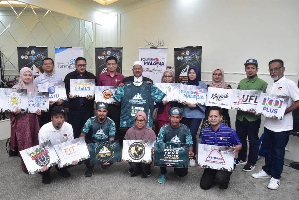 Ariffin (berdiri, lima dari kiri) bersama penaja Mount Tebu Climbathon Challenge (MTCC’22) dalam program yang diadakan di Wisma Darul Iman pada Rabu.