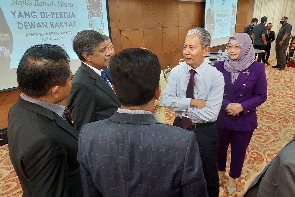 Azhar (dua dari kanan) pada majlis ramah mesra bersama media di bangunan Parlimen pada Rabu.