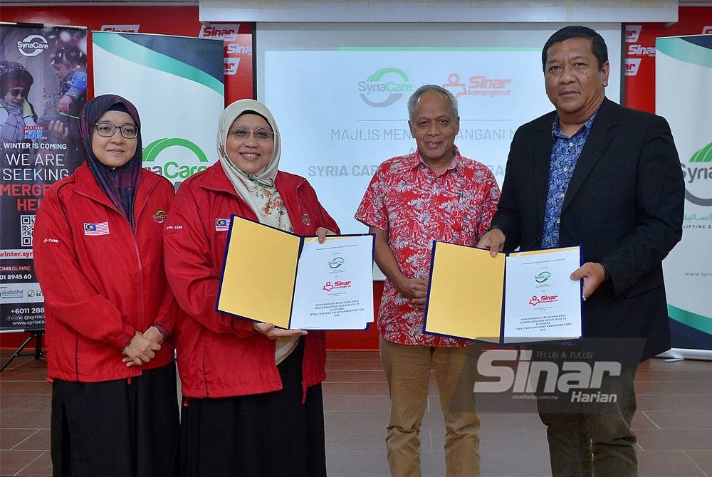 Siti Sakinah (dua dari kiri) dan Nik Justin bertukar dokumen perjanjian pada Majlis Menandatangani MoU disaksikan Muhammad Nasir (dua dari kanan) dan Nurdieana yang berlangsung di Kompleks Karangkraf, Shah Alam pada Rabu. Foto SINAR HARIAN / MOHD HALIM ABDUL WAHID