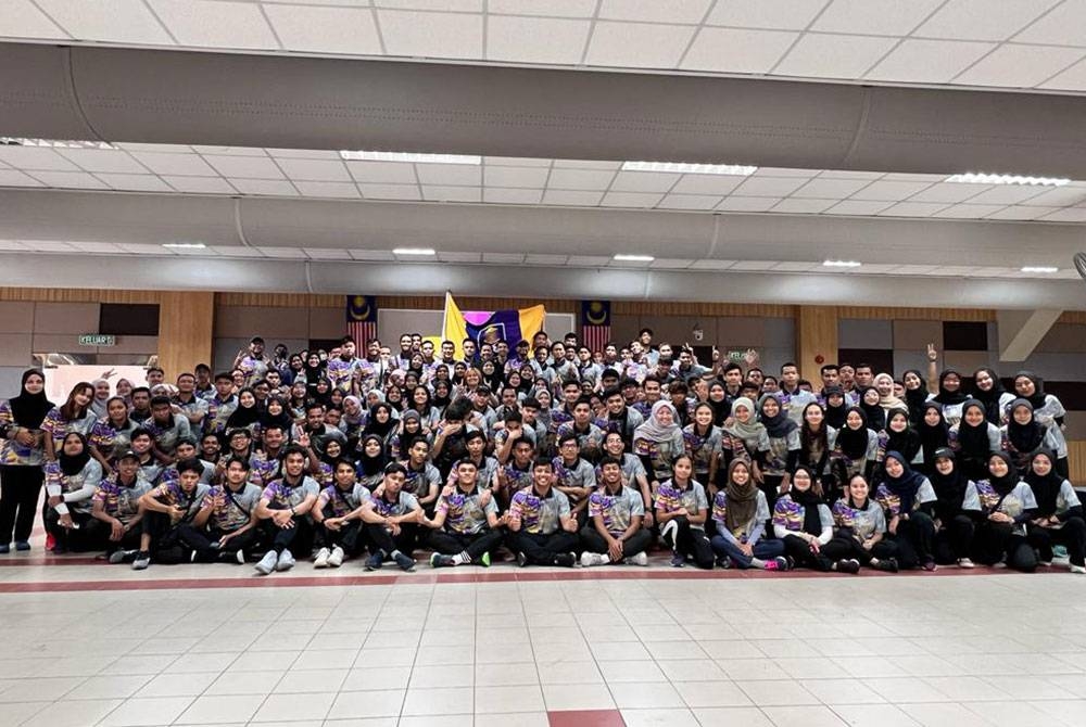 Kontinjen UiTM Shah Alam bergambar sempena majlis penyerahan bendera KARiSMA 2022 pada Rabu.