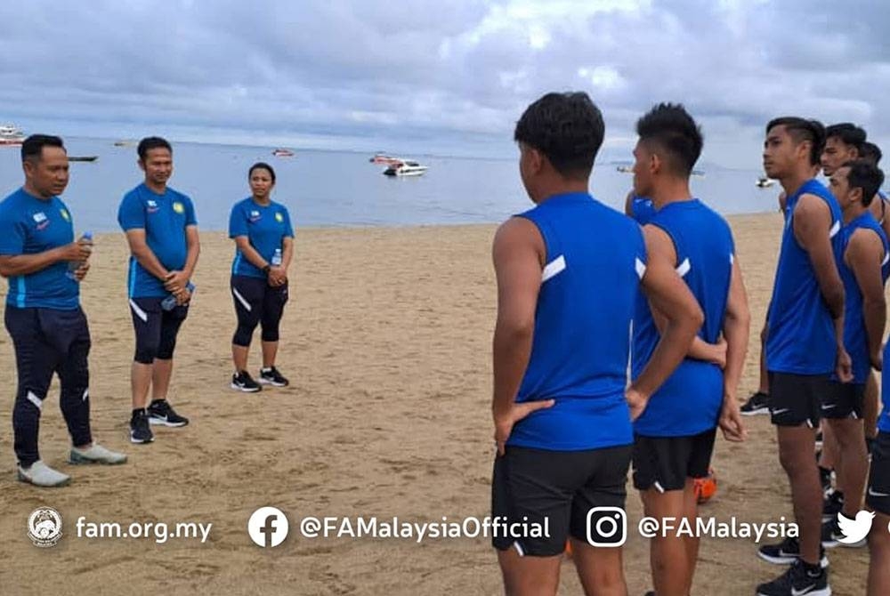 Skuad bola sepak pantai negara semasa menjalani sesi latihan di Pantai Pattaya, Chonburi. - Foto: FB FAM