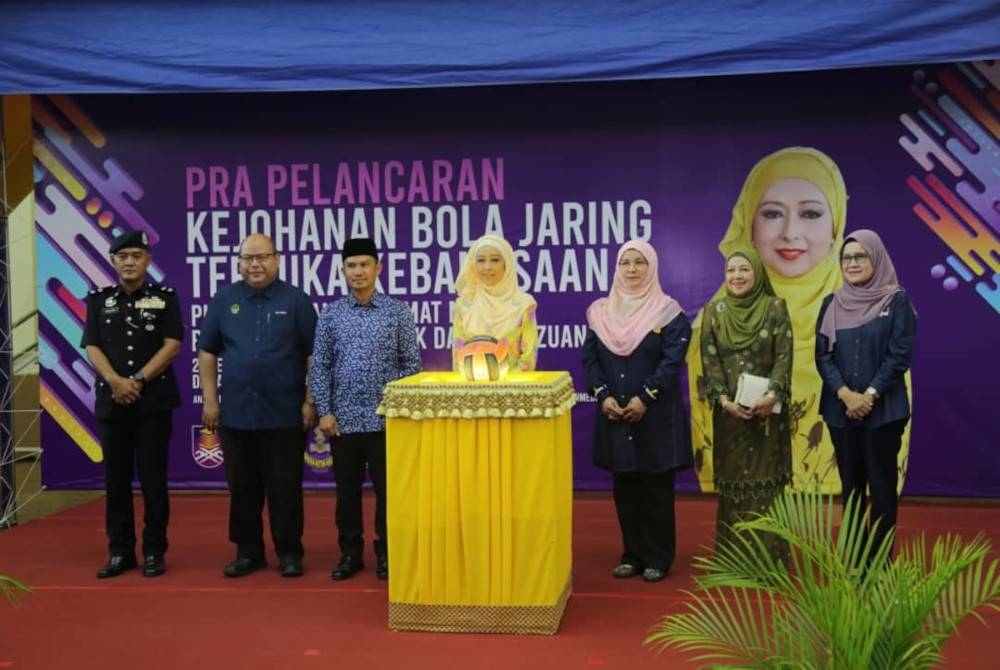 Raja Nazhatul Shima bersama Profesor Dr Azizah dan tetamu lain pada majlis prapelancaran kejohanan tersebut di Dewan Seri Iskandar, UiTM Cawangan Perak Kampus Seri Iskandar.