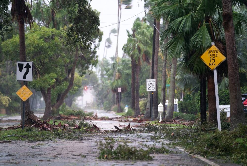 Serpihan ribut bersepah di jalan susulan Taufan Ian di Sarasota, Florida. - Foto AFP