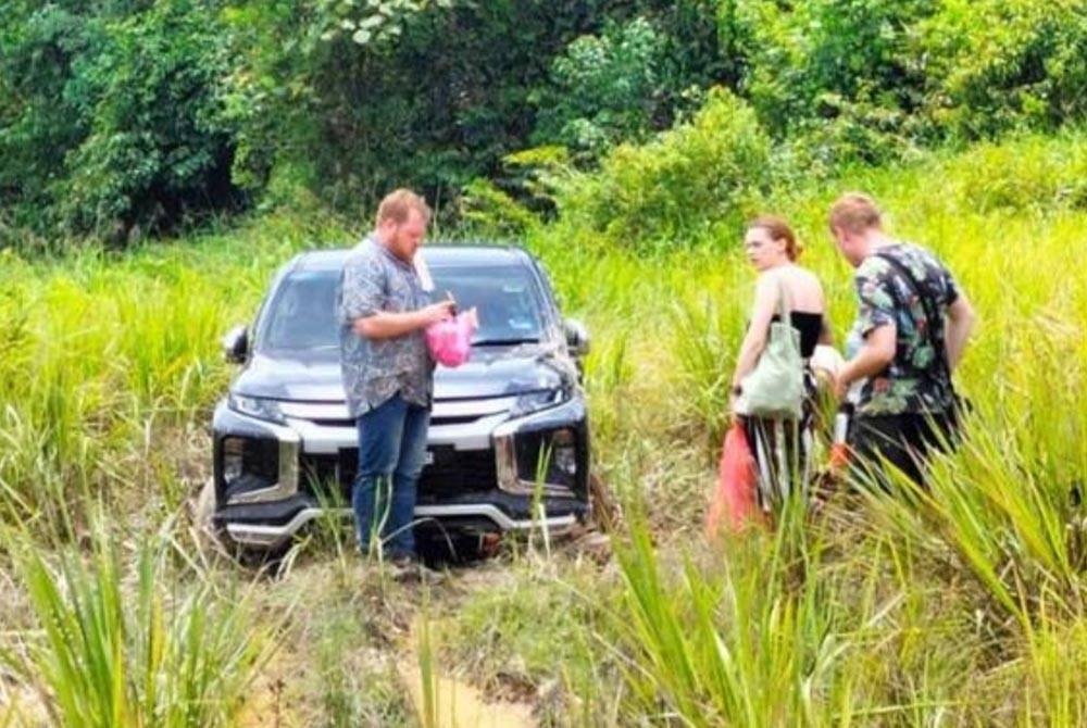 Rhys (kiri) yang dilaporkan hilang di Kuala Tahan pada Selasa ditemui selamat pada Rabu. - Foto Astro Awani