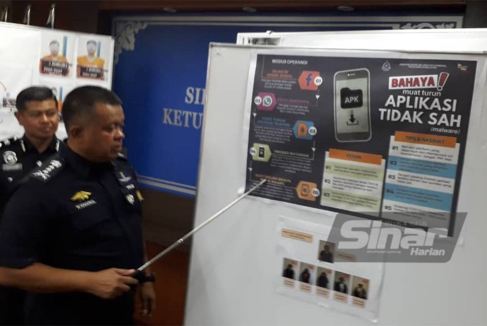 Kamarul Zaman memberi penerangan berkenaan modus operasi sindiket di IPK Johor, Johor Bahru, pada Khamis.