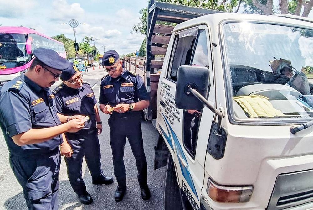 Muhammad Firdaus (kiri) bersama Azmil (tengah) dan Hanif Yusabra ketika Ops Rentas Sempadan Wilayah Selatan Siri 2 2022 di Ayer Keroh pada Khamis.