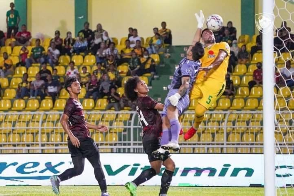 Gonzalez (kanan) menjaringkan gol semasa membantu KDA FC menewasjan Selangor FC 3-1 pada saingan Liga Super. Foto KDA FC