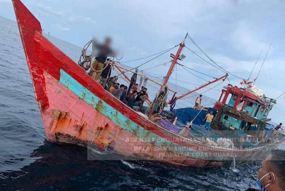 Sebuah bot disyaki milik nelayan asing ditahan Maritim Malaysia di perairan Pulau Jarak, Lumut. - Foto ihsan Maritim Malaysia Perak