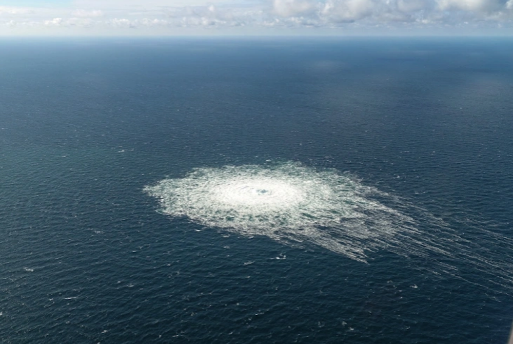 Kebocoran berskala besar telah menghasilkan buih pada permukaan berdiameter lebih satu kilometer di Laut Baltik. - Foto: Agensi