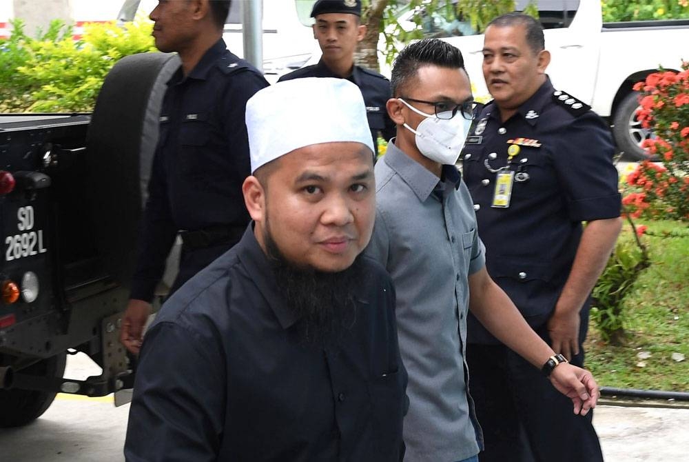 Ebit Lew hadir di Mahkamah Majistret Tenom pada Selasa lalu untuk perbicaraan kes gangguan seksual. - Foto Bernama