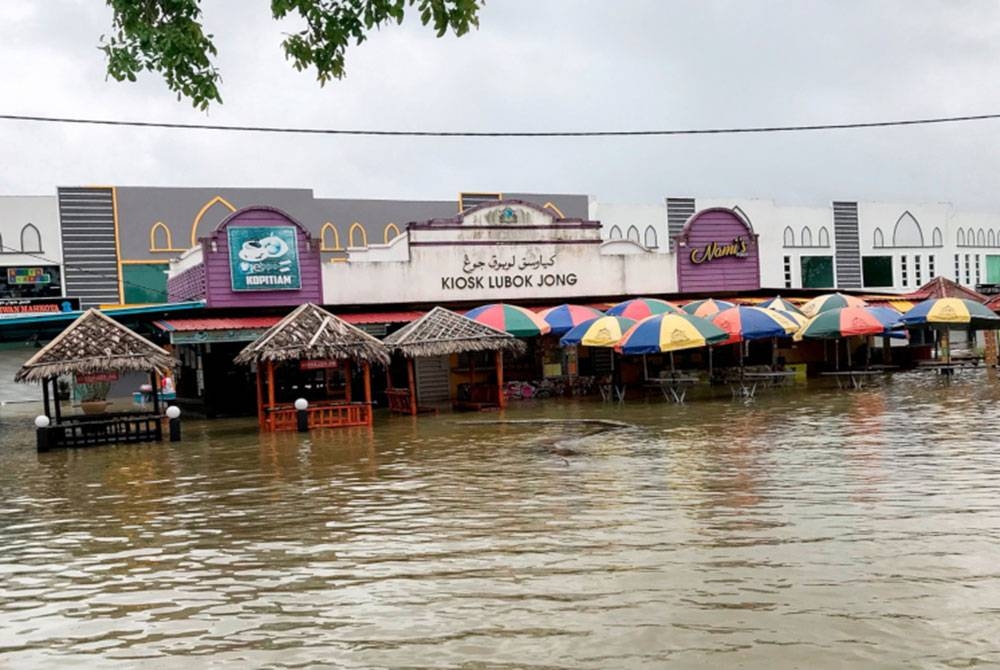 Penduduk Kelantan yang tinggal di kawasan rendah dan berisiko banjir perlu berwaspada dengan ketibaan musim tengkujuh tidak lama lagi. - Gambar hiasan