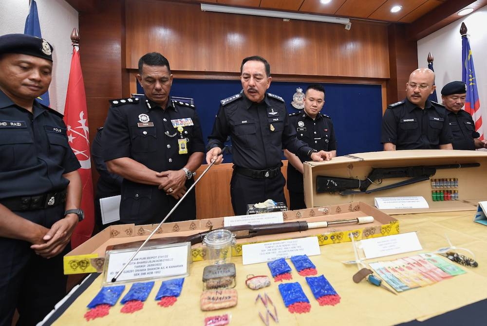 Muhamad Zaki (tiga dari kiri) menunjukkan dadah, selaras senapang patah dan selaras senapang angin yang dirampas dalam Op Tapis Khas pada sidang media di IPK Kelantan pada Jumaat. - Foto Bernama