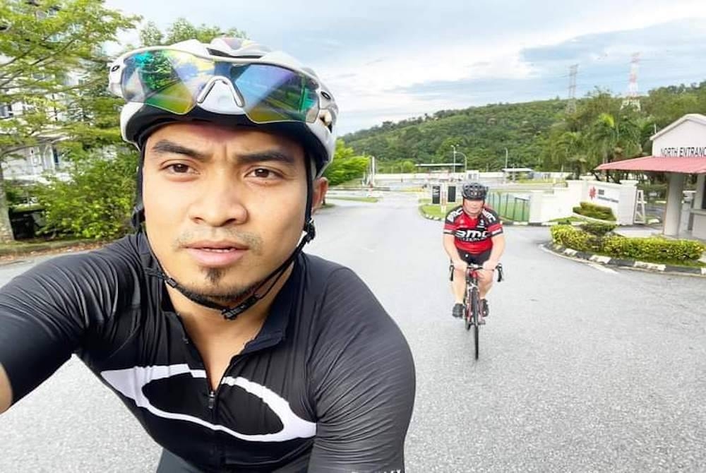 Azizulhasni (kiri) meninggalkan Beasley di belakang yang kelihatan keletihan mengayuh menaiki laluan berbukit. -Foto Facebook Azizulhasni Awang