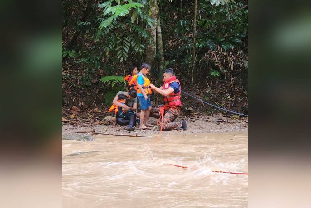 Seorang ibu bersama tiga anaknya nyaris menjadi mangsa kepala air ketika sedang berkelah. -Foto JBPM Selangor