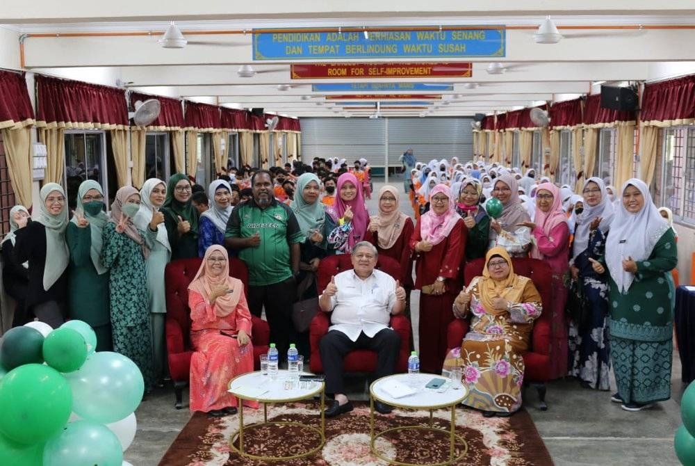 Kamaruddin (tengah, duduk) bersama para guru dan ahli Persatuan Ibu Bapa dan Guru (PIBG) SMK Seksyen 19, di sini pada Jumaat.