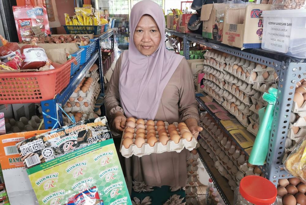 Norhayati menunjukkan stok telur baharu yang diperoleh daripada pembekal pada Khamis.